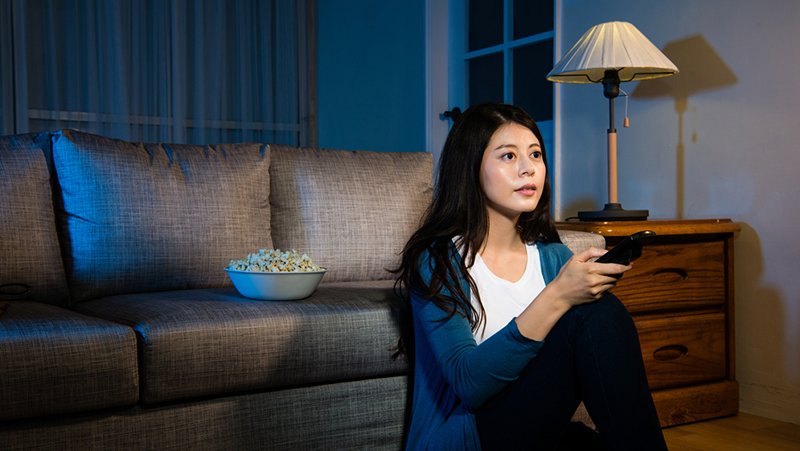 一位女模特正在看电影