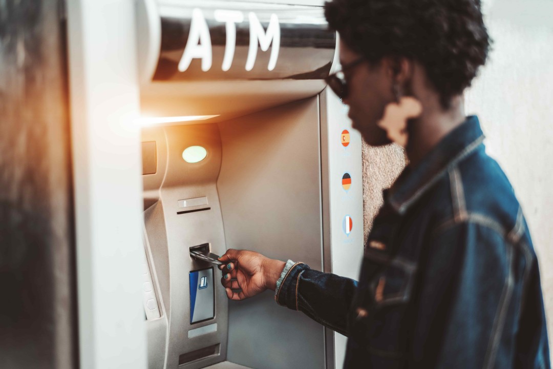 图片,一个女孩使用ATM